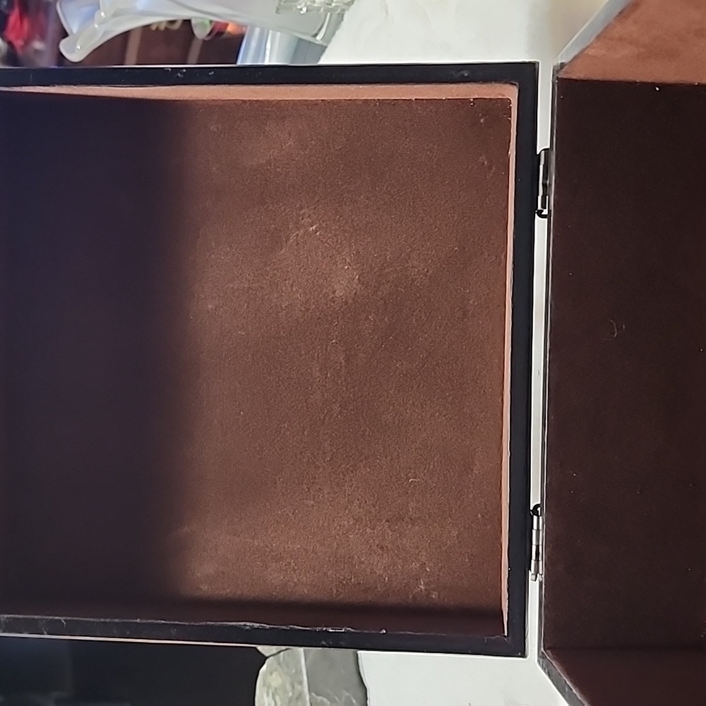 VINTAGE  SQUARE  WOODEN JEWELRY BOX. - Picture 7 of 8